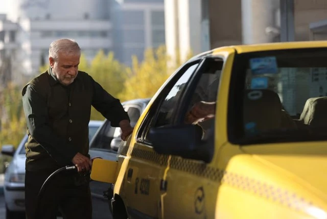 Thiếu xăng dầu kéo dài, người Iran đưa "vũ khí sinh tồn" xuống phố: Nhìn qua cứ ngỡ đến từ tương lai