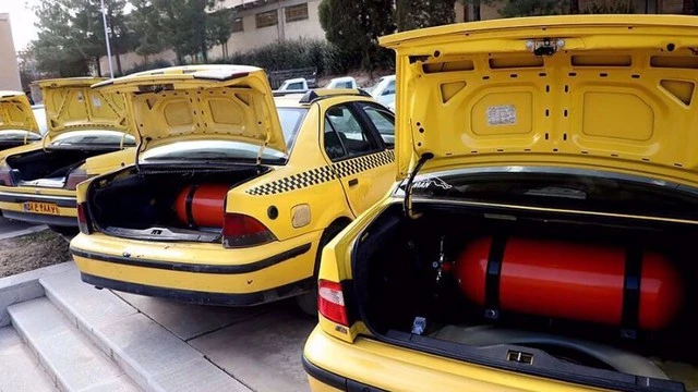 Thiếu xăng dầu kéo dài, người Iran đưa "vũ khí sinh tồn" xuống phố: Nhìn qua cứ ngỡ đến từ tương lai