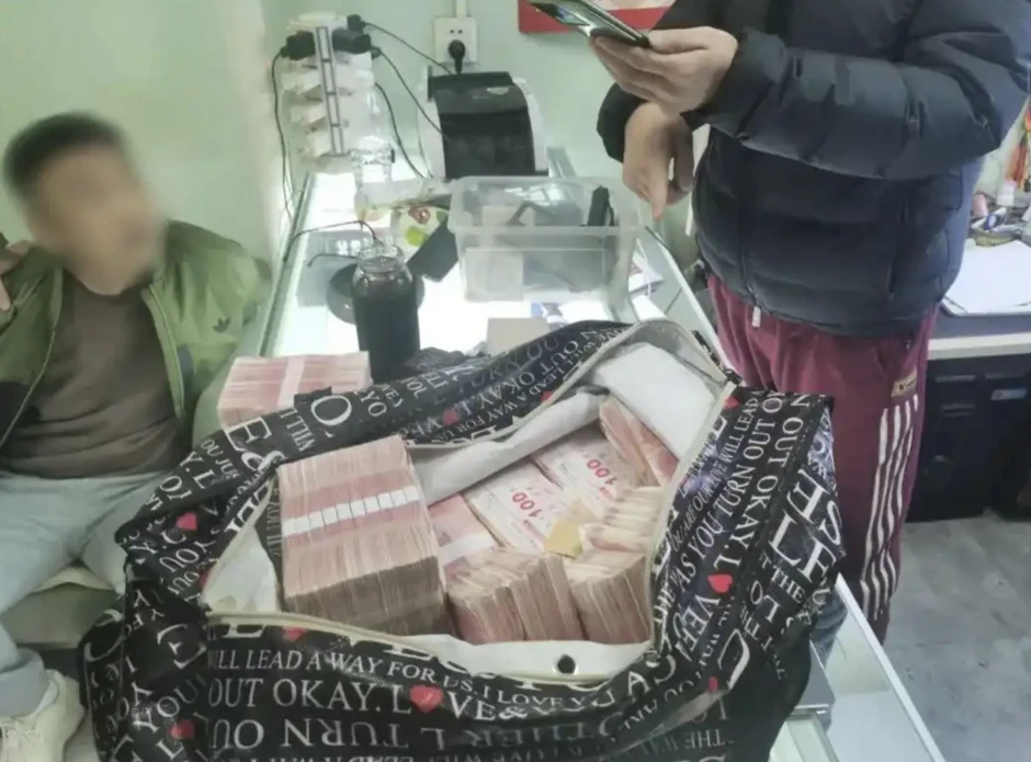 Thu giữ 68 điện thoại, 80 chỉ vàng cùng hơn 21 tỷ đồng tiền mặt và bắt khẩn cấp 12 người tại 1 công trường bỏ hoang Thu giữ 68 điện thoại, 80 chỉ vàng cùng hơn 21 tỷ đồng tiền mặt và bắt khẩn cấp 12 người tại 1 công trường bỏ hoang