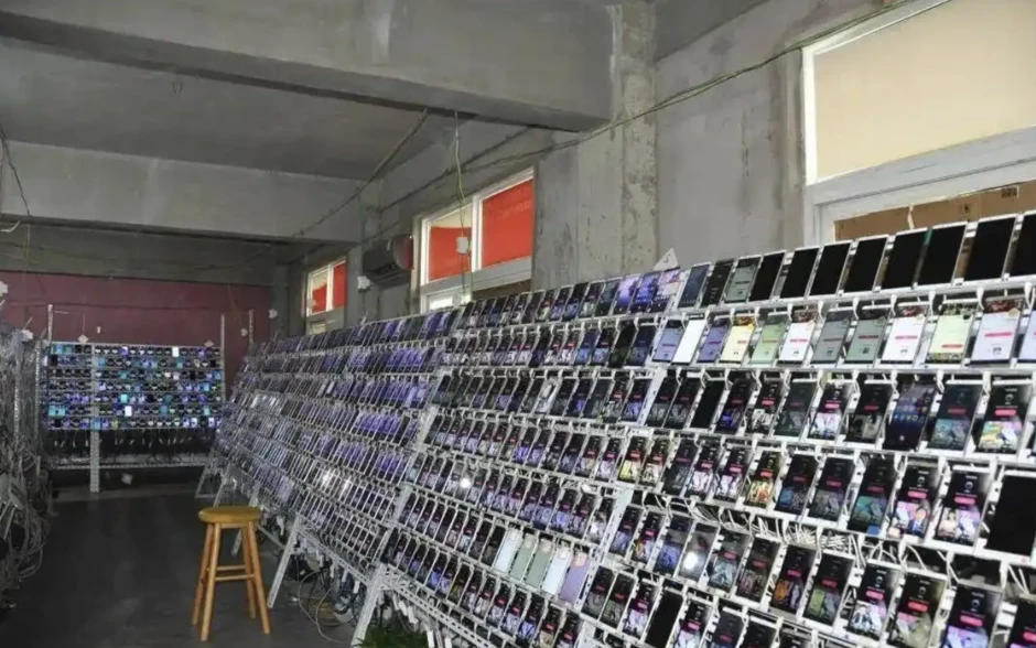 Thu giữ hơn 26.000 điện thoại, 34 tỷ đồng tiền mặt và bắt khẩn cấp 24 người Thu giữ hơn 26.000 điện thoại, 34 tỷ đồng tiền mặt và bắt khẩn cấp 24 người