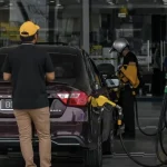 1 quốc gia phát 750.000 đồng cho các gia đình hàng tuần để mua xăng kenhtingame com thumb 1 quoc gia phat 750000 dong cho cac gia dinh hang tuan de mua xang 0af51774955286547 940w