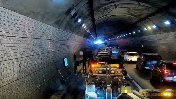 16 ô tô đâm liên hoàn trong đường hầm vào giờ cao điểm, 12 người nhập viện kenhtingame com thumb 16 o to dam lien hoan trong duong ham vao gio cao diem 12 nguoi nhap vien 56321773636107595 940w