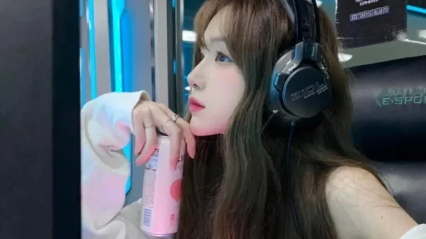 1800 ngày chơi game bằng chân, cơ thể nữ streamer biến dạng kinh hoàng kenhtingame com thumb 1800 ngay choi game bang chan co the nu streamer bien dang kinh hoang 0e091774947265634 940w