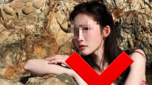 Ăn mặc phản cảm chụp ảnh ở nơi không phù hợp, nữ ca sĩ khiến CĐM bức xúc kenhtingame com thumb an mac phan cam chup anh o noi khong phu hop nu ca si khien cdm buc xuc bded1774851197486 940w