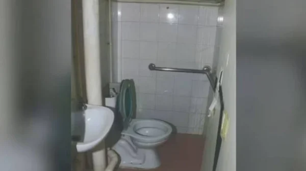 Bé gái 5 tuổi tử vong sau 10 tháng bị mẹ kế nhốt trong nhà vệ sinh | Vụ án gây xôn xao dư luận kenhtingame com thumb be gai 5 tuoi tu vong sau 10 thang bi me ke nhot trong nha ve sinh vu an gay xon xao du luan 0fed1773390709145 940w