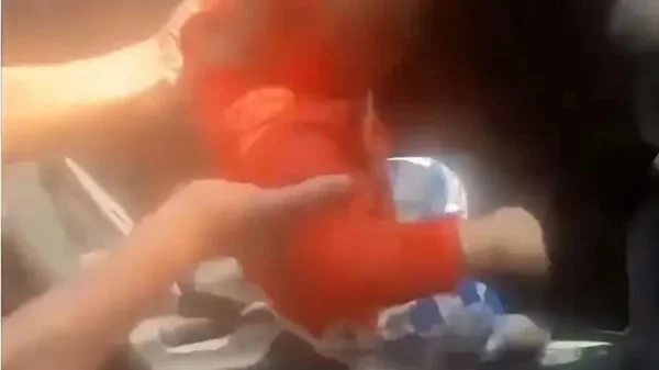 Bé trai 2 tuổi bị bố vô tình khóa trong ô tô, khi phát hiện đã sùi bọt mép kenhtingame com thumb be trai 2 tuoi bi bo vo tinh khoa trong o to khi phat hien da sui bot mep 110f1774244411608 940w