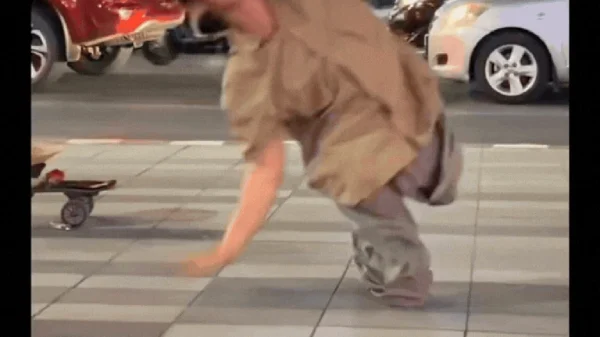 Breakdance 29 giây của chàng trai cụt 2 chân bên lề đường gây bão: Đừng tiếc nuối thay tôi kenhtingame com thumb breakdance 29 giay cua chang trai cut 2 chan ben le duong gay bao dung tiec nuoi thay toi ad271773291771840 940w