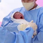 Cậu bé vừa chào đời đã được gọi là "phép màu", cả làng treo băng rôn ăn mừng vì lý do không ngờ kenhtingame com thumb cau be vua chao doi da duoc goi la quot phep mau quot ca lang treo bang ron an mung vi ly do khong ngo c4001774592371967 940w