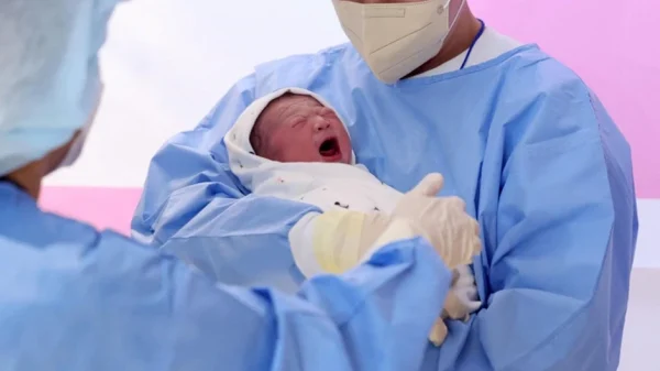 Cậu bé vừa chào đời đã được gọi là "phép màu", cả làng treo băng rôn ăn mừng vì lý do không ngờ kenhtingame com thumb cau be vua chao doi da duoc goi la quot phep mau quot ca lang treo bang ron an mung vi ly do khong ngo c4001774592371967 940w