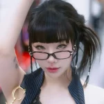 Chụp ảnh trên tàu điện, hot girl bất ngờ viral kenhtingame com thumb chup anh tren tau dien hot girl bat ngo viral a7c4 940w