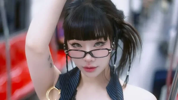 Chụp ảnh trên tàu điện, hot girl bất ngờ viral kenhtingame com thumb chup anh tren tau dien hot girl bat ngo viral a7c4 940w