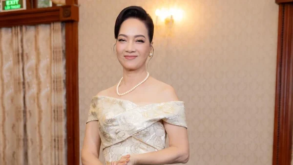 Clip NSND Lê Khanh bị gọi nhầm tên giữa sự kiện, cách xử lý đẳng cấp khiến dân tình nể phục kenhtingame com thumb clip nsnd le khanh bi goi nham ten giua su kien cach xu ly dang cap khien dan tinh ne phuc 54ee1774570614579 940w