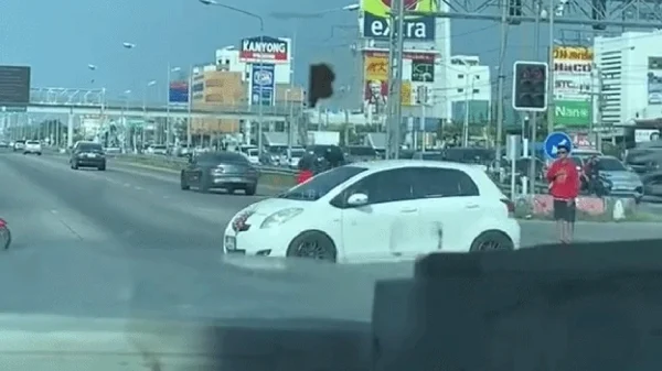 Cô gái giận bạn trai ngồi ăn vạ giữa đường: sự việc gây phẫn nộ chỉ sau vài giây kenhtingame com thumb co gai gian ban trai ngoi an va giua duong su viec gay phan no chi sau vai giay 70921773293843046 940w