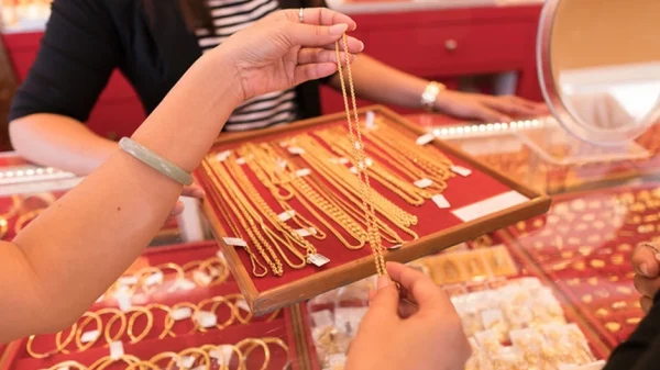 Con trai 16 tuổi xem tin tức và dự đoán, khuyên mẹ tích trữ vàng 3 năm để lãi 1,4 tỷ đồng kenhtingame com thumb con trai 16 tuoi xem tin tuc va du doan khuyen me tich tru vang 3 nam de lai 1 4 ty dong c6c31773463828885 940w 1