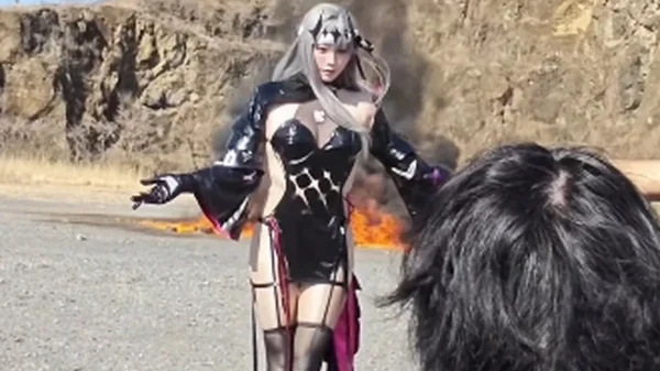 Coser "chơi lớn" dùng lửa thật ở hậu trường: Quá cháy hay quá liều? kenhtingame com thumb coser quot choi lon quot dung lua that o hau truong qua chay hay qua lieu 92791773996127260 940w