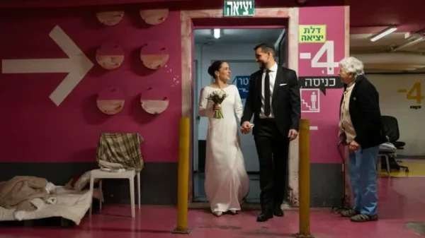 Cưới nhau dưới hầm trú bom kenhtingame com thumb cuoi nhau duoi ham tru bom c453 940w