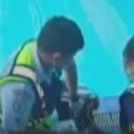 Đến trường học đón cháu nhưng không thấy đâu, bà đi tìm thì ngã quỵ khi thấy cậu bé nằm dưới đáy bể bơi kenhtingame com thumb den truong hoc don chau nhung khong thay dau ba di tim thi nga quy khi thay cau be nam duoi day be boi 25b71774920777208 940w