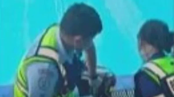 Đến trường học đón cháu nhưng không thấy đâu, bà đi tìm thì ngã quỵ khi thấy cậu bé nằm dưới đáy bể bơi kenhtingame com thumb den truong hoc don chau nhung khong thay dau ba di tim thi nga quy khi thay cau be nam duoi day be boi 25b71774920777208 940w