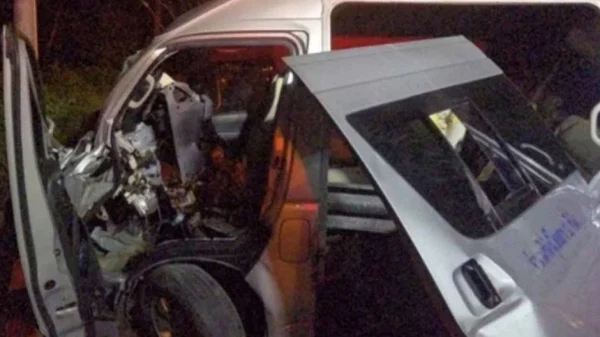 Đi du lịch Phukhet, 1 người phụ nữ tử vong và 11 người khác bị thương vì xe đâm phải cột điện kenhtingame com thumb di du lich phukhet 1 nguoi phu nu tu vong va 11 nguoi khac bi thuong vi xe dam phai cot dien bd1e1773817877051 940w