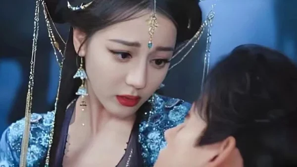 Địch Lệ Nhiệt Ba - Trần Phi Vũ nhìn giống dì cháu kenhtingame com thumb dich le nhiet ba tran phi vu nhin giong di chau 22091774935030277 940w