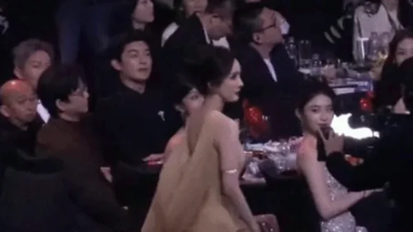 Dương Mịch vượt qua 4 lần cấm sóng: đôi mắt được xem là ngoại lệ của quốc gia kenhtingame com thumb duong mich vuot qua 4 lan cam song doi mat duoc xem la ngoai le cua quoc gia 1eb31773238062858 940w