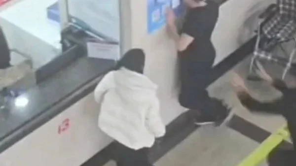 Ghen tuông vì bác sĩ nam khám cho vợ bầu, chồng đến đại náo bệnh viện, đòi "mai ly hôn" và húc đầu vào tường tự tử kenhtingame com thumb ghen tuong vi bac si nam kham cho vo bau chong den dai nao benh vien doi quot mai ly hon quot va huc dau vao tuong tu tu f9c61774688921164 940w