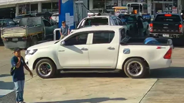 Giá nhiên liệu tăng cao, tài xế ở Thái Lan đổ 100 lít dầu diesel rồi lái đi mất, chủ cây xăng phát đi cảnh báo nóng kenhtingame com thumb gia nhien lieu tang cao tai xe o thai lan do 100 lit dau diesel roi lai di mat chu cay xang phat di canh bao nong e1d91774502576554 940w