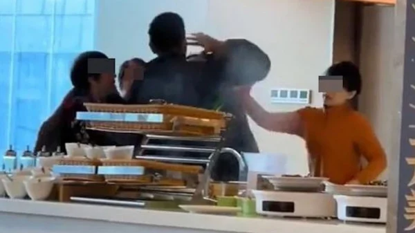 Hai mẹ con đánh nhân viên vì bị ngăn gói đồ buffet mang về kenhtingame com thumb hai me con danh nhan vien vi bi ngan goi do buffet mang ve 90691773640740815 940w