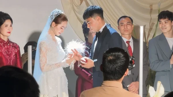 Hành động bất ngờ của Văn Toàn trong đám cưới MC Mù Tạt kenhtingame com thumb hanh dong bat ngo cua van toan trong dam cuoi mc mu tat f1df1774280270584 940w