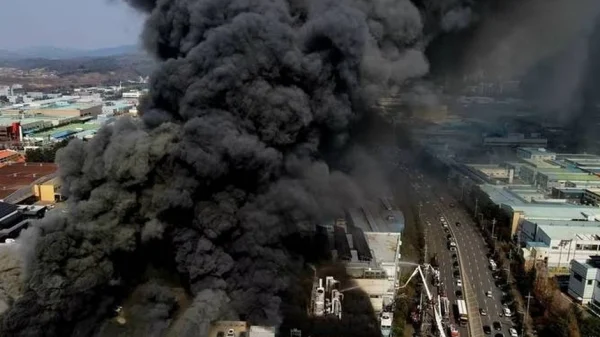 Hiện trường thảm họa cháy nhà máy linh kiện ô tô tại Hàn Quốc: 53 nạn nhân nhập viện, hàng chục người vẫn chưa rõ tung tích kenhtingame com thumb hien truong tham hoa chay nha may linh kien o to tai han quoc 53 nan nhan nhap vien hang chuc nguoi van chua ro tung tich f6521774010093433 940w