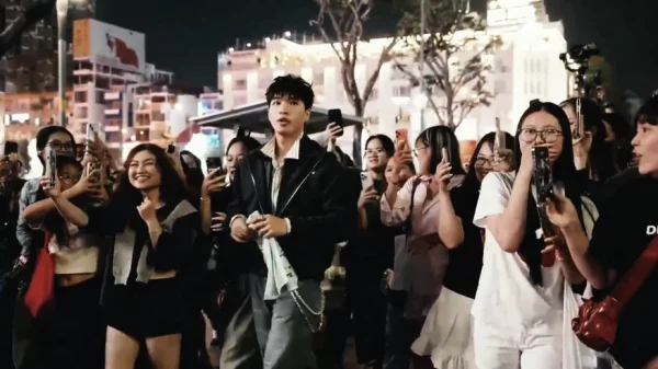 HIEUTHUHAI đánh úp cả đám đông ùa ra phố đi bộ kenhtingame com thumb hieuthuhai danh up ca dam dong ua ra pho di bo 9a78 940w