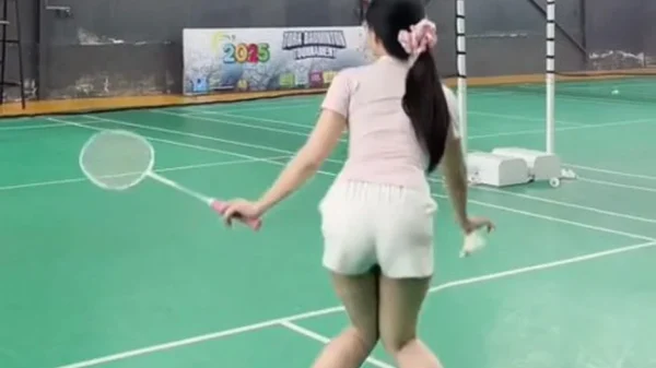 Hot girl gây tranh cãi với động tác gợi cảm trên sân cầu lông và chiêu trò câu view kenhtingame com thumb hot girl gay tranh cai voi dong tac goi cam tren san cau long va chieu tro cau view beaa1773215006783 940w