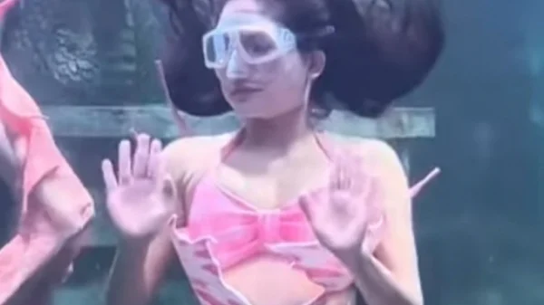 Hot girl tiên cá xử lý tình huống trước khán giả thiếu lịch sự như SGK kenhtingame com thumb hot girl tien ca xu ly tinh huong truoc khan gia thieu lich su nhu sgk b7d01773300627651 940w