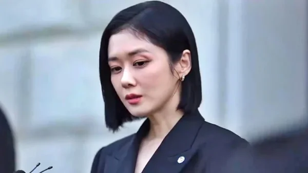 Jang Nara đến viếng đám tang của nhân viên tại công ty quản lý cũ kenhtingame com thumb jang nara den vieng dam tang cua nhan vien tai cong ty quan ly cu 99901773198903683 940w