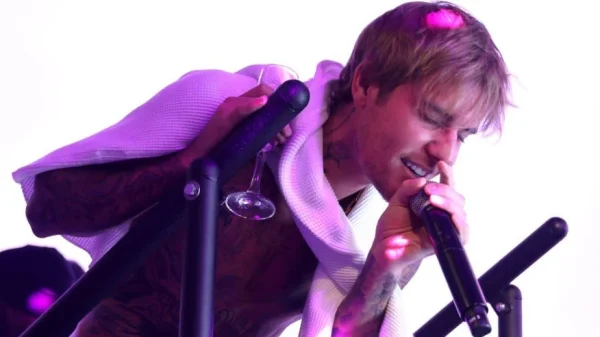 Justin Bieber say xỉn không thể đứng vững, hát quên cả lời nhưng giọng live thì không điểm nào chê kenhtingame com thumb justin bieber say xin khong the dung vung hat quen ca loi nhung giong live thi khong diem nao che 121d1774345012131 940w