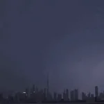 Khoảnh khắc sét đánh thẳng vào toà nhà cao nhất thế giới: Cảnh tượng như ngày "tận thế" ở Dubai kenhtingame com thumb khoanh khac set danh thang vao toa nha cao nhat the gioi canh tuong nhu ngay quot tan the quot o dubai bd411774692653570 940w