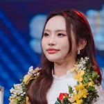 Không để ý camera, Phương Mỹ Chi bị "tóm" khoảnh khắc làm việc này giữa lễ trao giải kenhtingame com thumb khong de y camera phuong m chi bi quot tom quot khoanh khac lam viec nay giua le trao giai fd5d1774523086758 940w