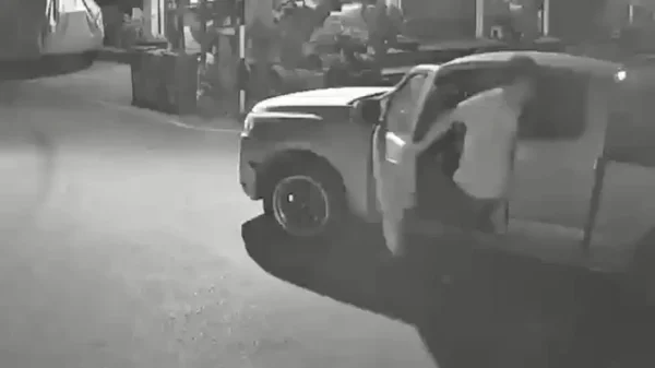 Kịch tính cảnh người đàn ông nhảy khỏi xe nghi buôn người, cứu thoát 3 đồng hương khi chỉ còn cách biên giới Myanmar 500m kenhtingame com thumb kich tinh canh nguoi dan ong nhay khoi xe nghi buon nguoi cuu thoat 3 dong huong khi chi con cach bien gioi myanmar 500m 9e931773904930488 940w