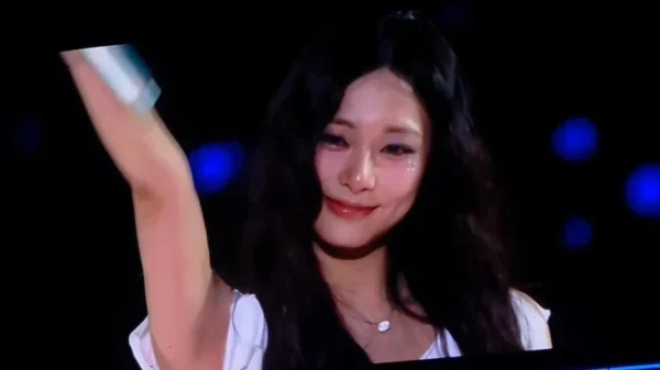 Mỹ nhân đẹp nhất thế giới khóc nức nở, về quê sau 10 năm bị cấm sóng lập tức làm nên lịch sử kenhtingame com thumb m nhan dep nhat the gioi khoc nuc no ve que sau 10 nam bi cam song lap tuc lam nen lich su e38f1774330137162 940w