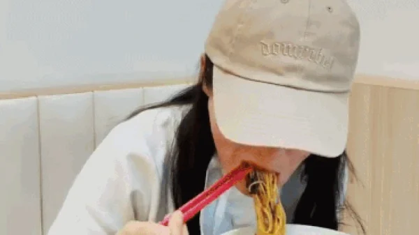 Mỹ nhân showbiz đang ăn, trợ lý riêng liền nhìn chằm chằm rồi lớn tiếng nhắc nhở: "Miếng thứ 3 rồi đó chị" kenhtingame com thumb m nhan showbiz dang an tro ly rieng lien nhin cham cham roi lon tieng nhac nho quot mieng thu 3 roi do chi quot 02d91773835392151 940w