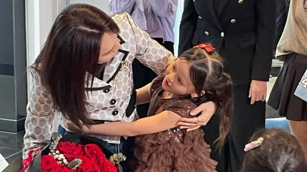 Mỹ Tâm hội ngộ bé gái 7 tuổi gây sốt tại A80 kenhtingame com thumb m tam hoi ngo be gai 7 tuoi gay sot tai a80 31951774699110634 940w