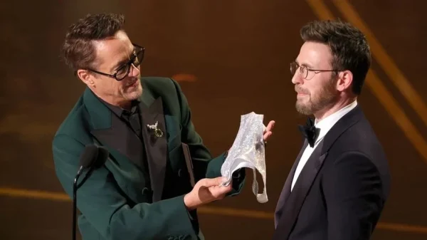 Màn tặng đồ lót trên sân khấu gây tranh cãi nhất Oscar 2026 kenhtingame com thumb man tang do lot tren san khau gay tranh cai nhat oscar 2026 71901773638179632 940w