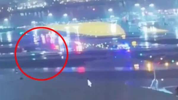 Máy bay va chạm, nữ tiếp viên bị hất văng ra ngoài đường băng 100 mét kenhtingame com thumb may bay va cham nu tiep vien bi hat vang ra ngoai duong bang 100 met 95811774501485441 940w