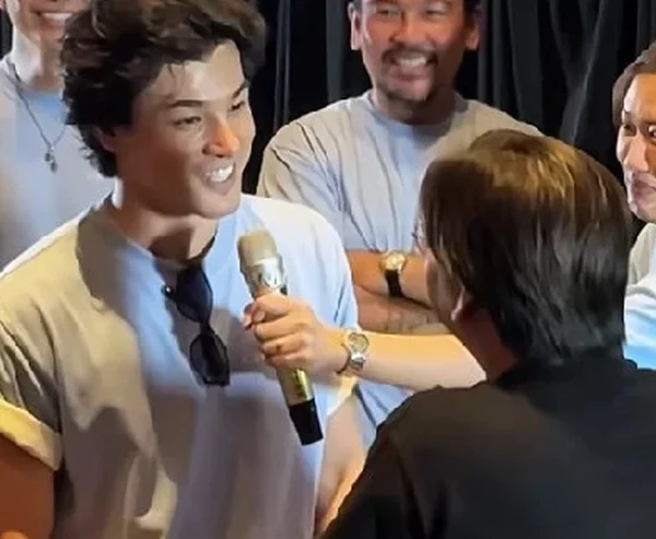 Nam diễn viên Vbiz bất ngờ hôn fan nam ngay giữa rạp chiếu phim kenhtingame com thumb nam dien vien vbiz bat ngo hon fan nam ngay giua rap chieu phim aaa51774746669127 940w