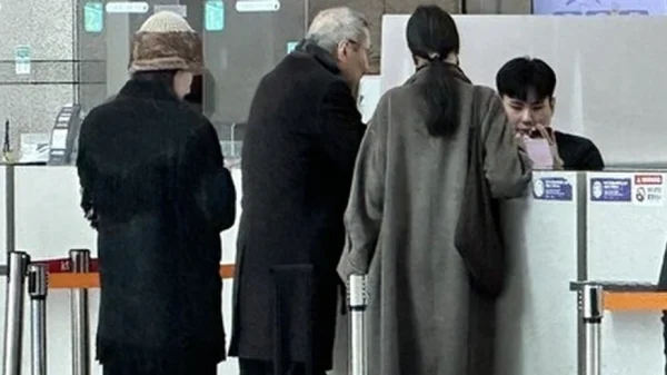 Nàng thơ và chủ tịch U70 ngoại tình còn ngẩng cao đầu xuất hiện cùng con trai ngoài giá thú ở sân bay kenhtingame com thumb nang tho va chu tich u70 ngoai tinh con ngang cao dau xuat hien cung con trai ngoai gia thu o san bay dfe51773823620668 940w