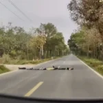 Nguy hiểm giao thông: 4 trẻ em giả làm gờ giảm tốc nằm giữa đường khiến tài xế thót tim kenhtingame com thumb nguy hiem giao thong 4 tre em gia lam go giam toc nam giua duong khien tai xe thot tim 8b4d1773141189065 940w