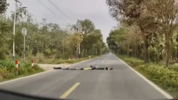 Nguy hiểm giao thông: 4 trẻ em giả làm gờ giảm tốc nằm giữa đường khiến tài xế thót tim kenhtingame com thumb nguy hiem giao thong 4 tre em gia lam go giam toc nam giua duong khien tai xe thot tim 8b4d1773141189065 940w