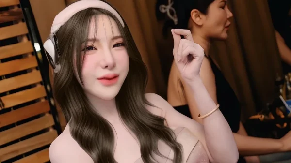 Nhận bằng Tiến sĩ, nữ DJ khiến tất cả ngỡ ngàng với trình độ học vấn kenhtingame com thumb nhan bang tien si nu dj khien tat ca ngo ngang voi trinh do hoc van 922e1774434288859 940w