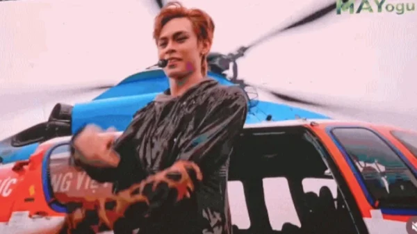 Nhóm tân binh Việt đi diễn bằng trực thăng, phóng xe "zìn zìn" trên sân khấu kenhtingame com thumb nhom tan binh viet di dien bang truc thang phong xe quot zin zin quot tren san khau 1e44 940w