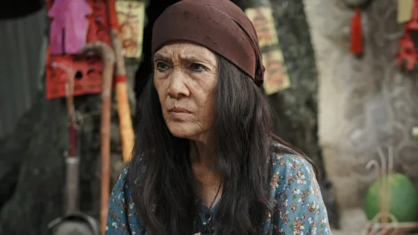 NSND Thanh Hiền đưa tay nhận quà bị khán giả ngó lơ kenhtingame com thumb nsnd thanh hien dua tay nhan qua bi khan gia ngo lo def81773658862381 940w